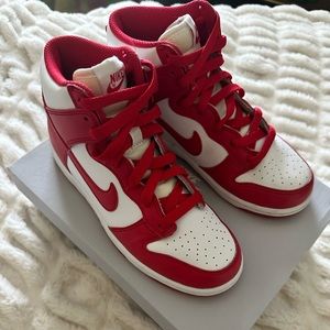 Almost new RED and White DUNK HIGH NIKE !